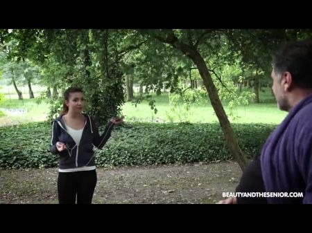 令人毛骨悚然的老家伙在公园里舔屁股和他妈的跑步者