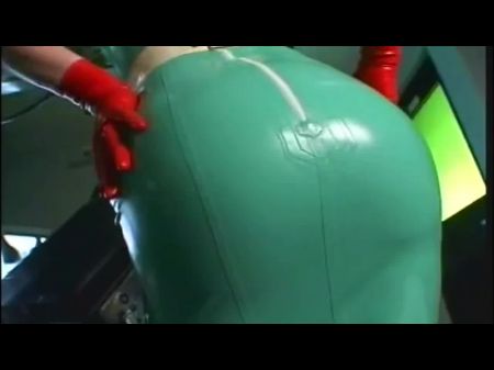 bekannte japanische Krankenschwester Milks Schwanz in roten Latexhandschuhen 