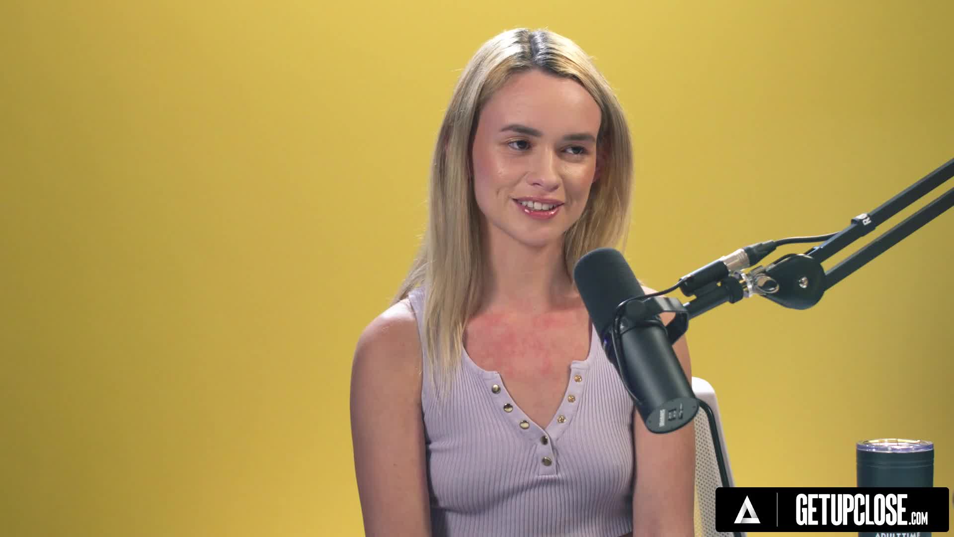 على مقربة من كيفية هزة الجماع مع Petite Blonde Khloe Kingsley Solo