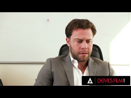 角质助手将她的老板的大公鸡在办公室里紧紧地混蛋