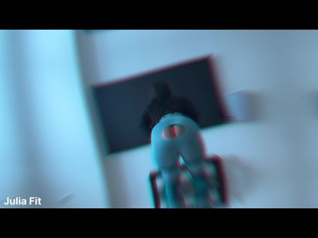 Garota com pernas enormes e bunda rasga as leggings por foder 