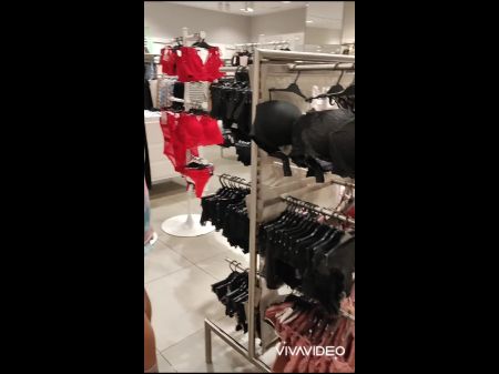 PERRA DE CABÉN ROJO ENTERIOR Caminata con un enchufe y masturbándose en el vestuario 