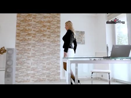 Вау, ее сиськи удивительны, и эти ноги этот секретарь великолепен 