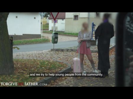 作弊的金发宝贝与小山雀和粉红色的内裤骑着传教士的大公鸡