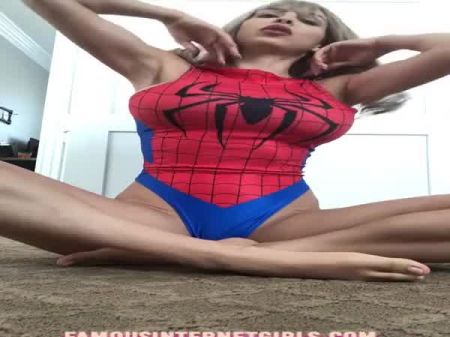 角step的母亲扎伊拉·斯凯（Zayla Skye）和她的猫一起玩