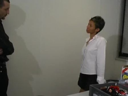 La Dama De Pelo Corto De Francia Es Golpeada Por Dos Dudes 