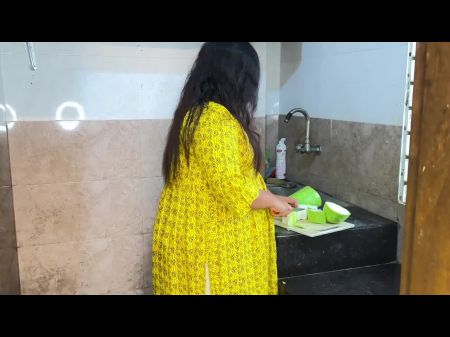 邻居他妈的新婚妻子，一边在厨房里切蔬菜jabardast chudai 