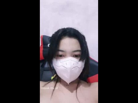 Hijab Girls se masturba com os dedos 