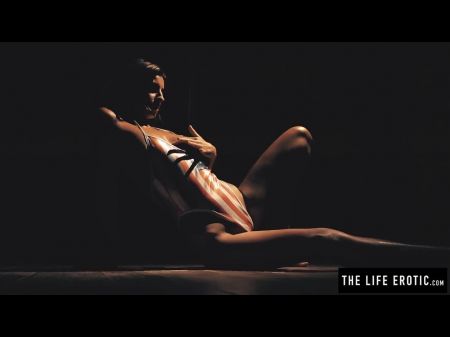 El adolescente patriótico se masturba duro en una sauna 
