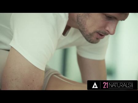 تتحول جلسة اليوغا إلى جلسة اللعنة بعقب مكثفة مع آلهة 