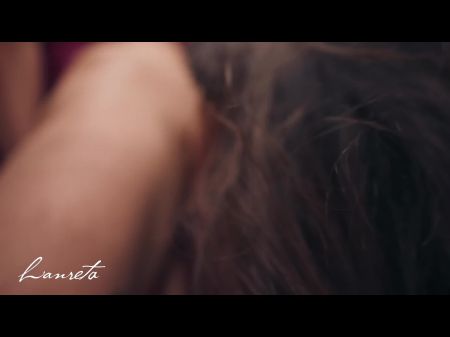 一个深喉咙性交的女孩在她的嘴里接受热暨业余