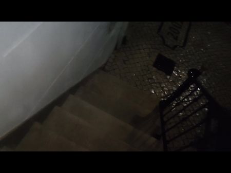 Mãe suja ao ar livre suga rapidamente o pau de seu amante na frente da porta 