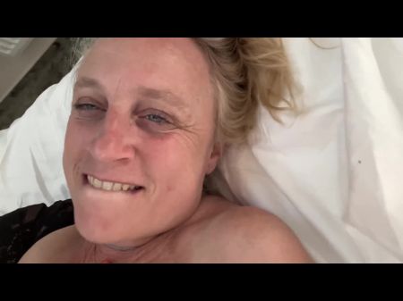 POV masturbándose en la cama 