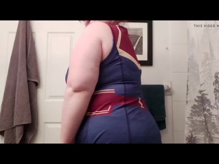 acariciando mis curvas en mi nuevo vestido de capitán Marvel 