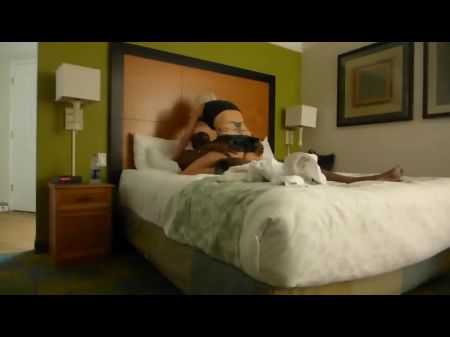 Сексуальная мамаша с двумя черными аналами 