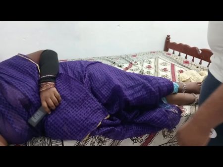 Desi Tamil Stepmom为她的继子分享了一张床，他接管了优势和硬他妈的