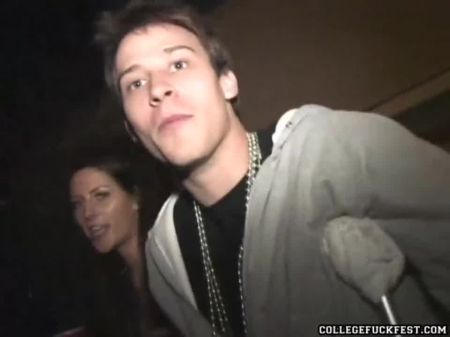 Mardi Gras Coed Slut سخيف الهواة ديك 