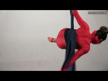 Flexibler nacktes Babe Agnes Feher 