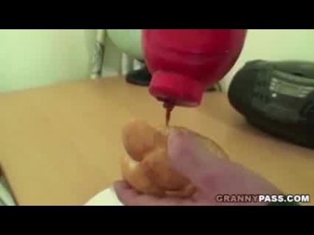 BBW GRANNY يحب هوت دوج مع شاب ديك 