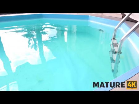 reifen4k. Mädchen über fünfzig will sich auf dem Pool ausruhen und gleichzeitig fleischal sein 