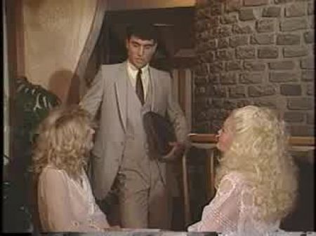 A senhora madura leva o cara a lamber e chupar sua buceta duro e rápido 