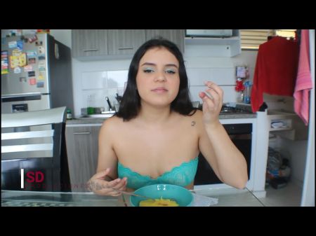Después de que mi hermanastro me folla, me gusta comer su semen con piña melaniec porno español 