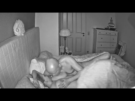 In Nachtsicht Cam Fingern, gefickt und cremig werden 
