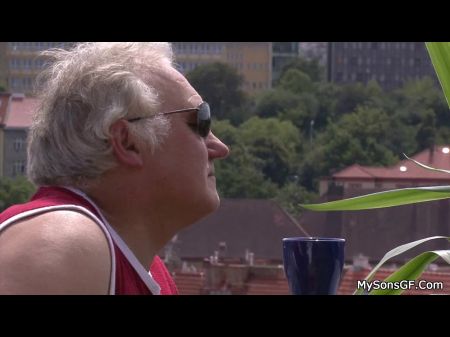 Брюнетка подростка езда на дедушке Старый Дик 