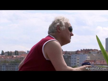 امرأة سمراء في سن المراهقة ركوب BF Grandpa القديم ديك 