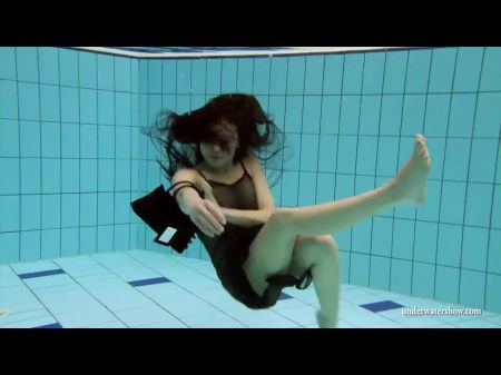 Kristy en un Vestido See About Underwater 