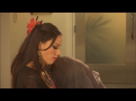 يضخ مسمار الوشم أداة له بقوة على فتاته على الأريكة 