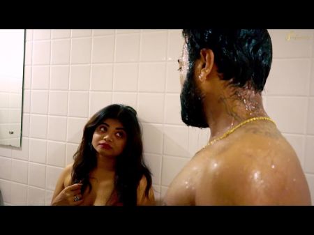 Una chica desnuda caliente follada con   en el baño 