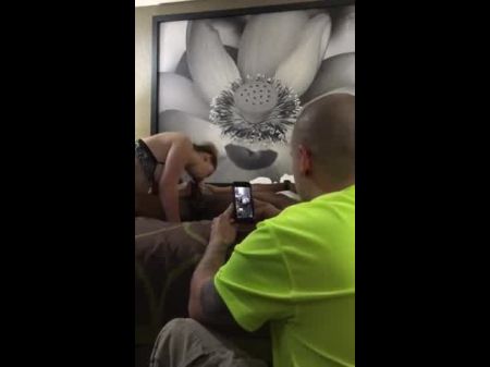 A esposa branca adora o homem negro na frente do marido. BBC 