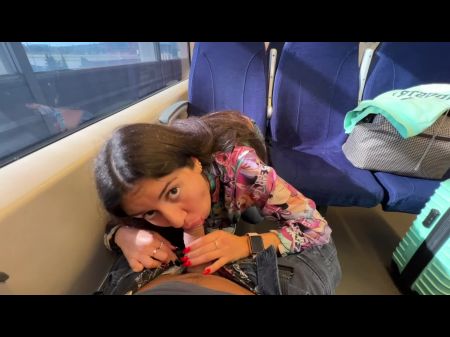 一个旅行者在火车上吸引了一个男人，并在公共场合给了他一个口交