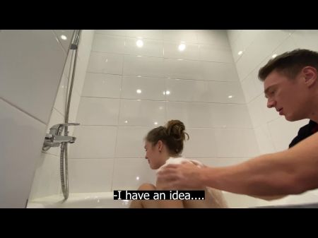 我和我的继女在浴室里坐在一起