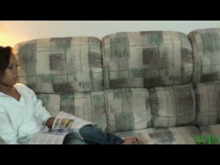 Meine zierliche philippinische Freundin raucht und versucht, den Arsch aufzunehmen 