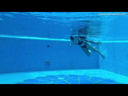 Sexy Babes mit großen Titten schwimmen unter Wasser im Pool 
