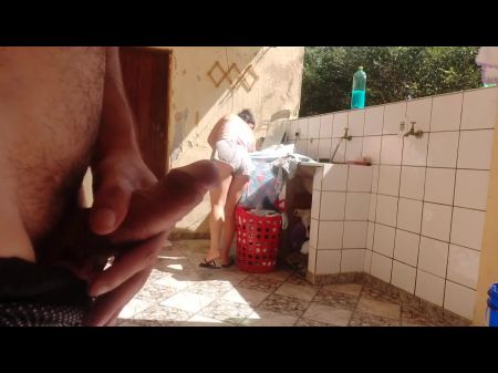 Ich habe meine Stieftochter erwischt, die in Shorts Wäsche waschen, ich wurde geil und ich mochte ihre super heiße Muschi 