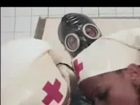 (Ballin) 4 schwarze Krankenschwestern 1 weißer Patient 