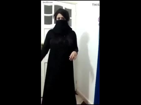 Chica en un hijab bailes y tiras que muestran tetas y culo 