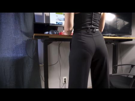 Secretario de aficionados en pantalones de oficina se burla de su línea de bragas visibles 