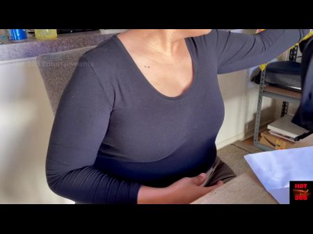 Heiße Milf arbeitet von zu Hause aus topless 