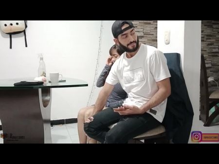 تلعب Petite Latina مع ديك جارها في أحد الأصدقاء الذين يجمعون الاباحية باللغة الإسبانية 