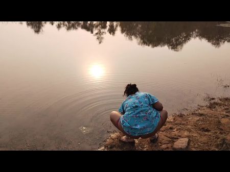 Горячая дези сексуальная девушка, веселая здесь с деревенским парнем, принимающим ванну на реке. 