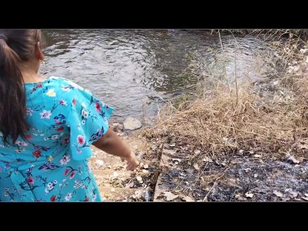 Hot Desi Sexy Girl divirtiéndose aquí con el novio del pueblo tomando bañeras en el río. 