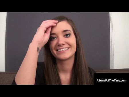 Mädchen von nebenan Gia Paige nimmt einen harten Schwanz in ihrem winzigen Arschloch 