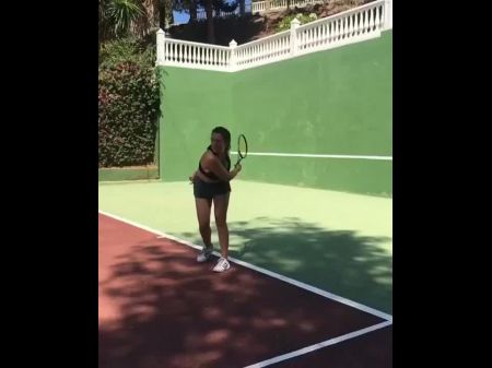 Leila Lowfire Beim Tennis 