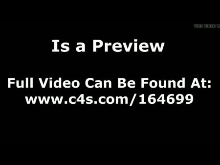 Sklave schnüffelt Kiras verschwitzte Socken und steckt sie in den Mund 