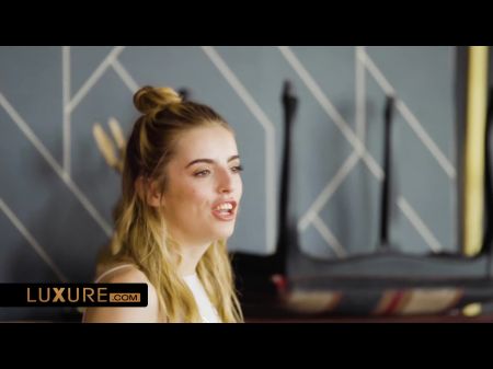 Alba Lala interessiert sich von den beiden Arbeitern 