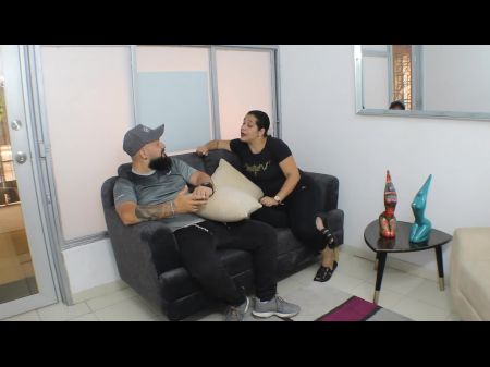Joder a la esposa de mi mejor amiga en su sala de estar 